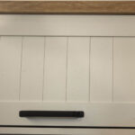 VERNE ΡΑΦΙ ΤΟΙΧΟΥ ΚΡΕΜΑΣΤΟ 137.9x30x35cm χρώμα Λευκό-Φυσικός Δρυς - Image 2