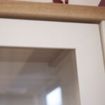 Βιτρίνα VERNE Μονόφυλλη 59.7x37.2x191.6cm Λευκό-Φυσικός Δρυς - Image 2