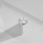 Τραπέζι Antoro pakoworld γυαλί και μεταλλικά πόδια σε λευκή απόχρωση Φ80x75εκ - Image 2